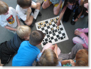 bambini giocano a scacchi